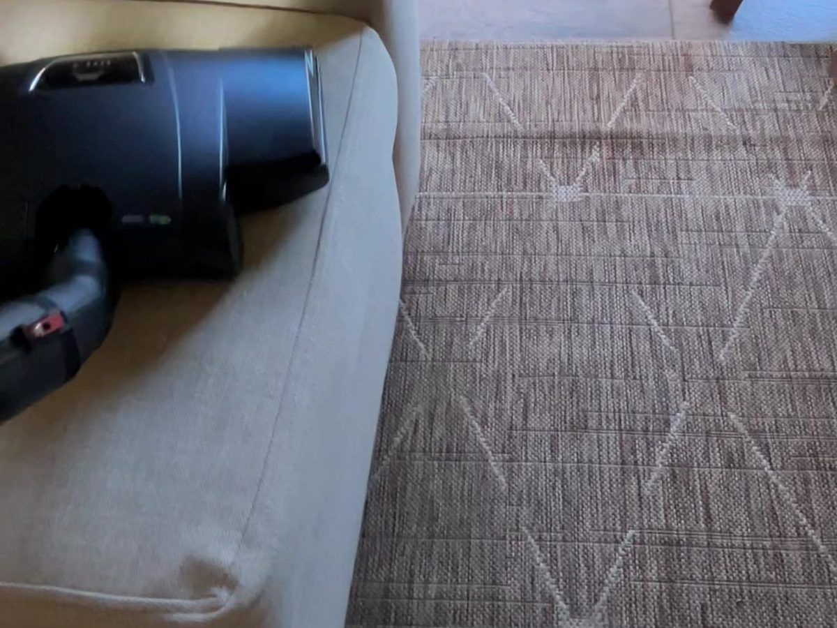 Limpieza de un sofá y una alfombra en una vivienda